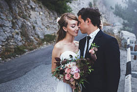 新婚夫妇走在山图片