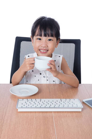 亞洲的中國小女孩喝咖啡
