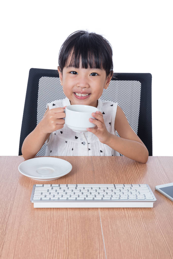 亚洲的中国小女孩喝咖啡