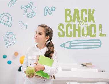 女生与苹果和教材图片