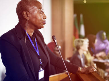 揚(yáng)聲器非洲婦女說(shuō)話