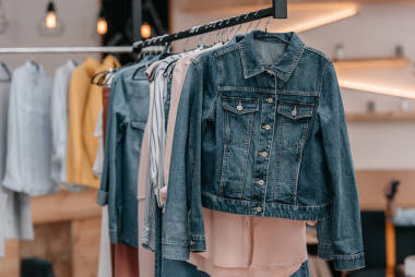 时髦的衣服挂在衣钩图片