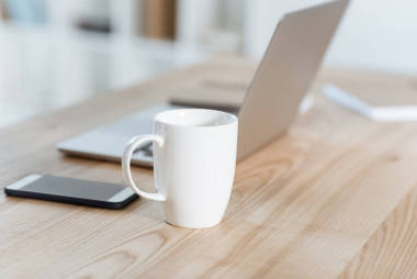 在辦公室桌上的咖啡杯照片
