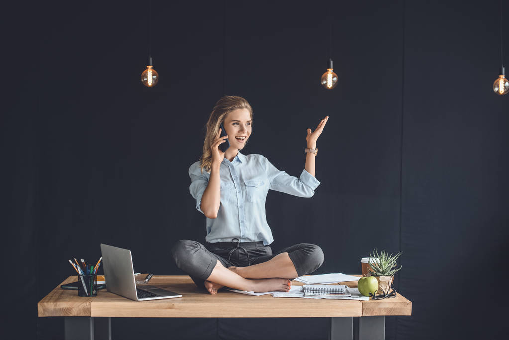 浅谈智能手机在工作场所的女商人 浅谈智能手机在工作场所的女商人