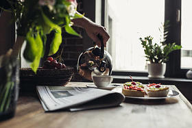 早餐在厨房的桌子上照片