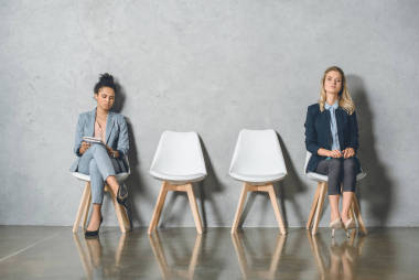 等待面試的多元文化女企業(yè)家照片