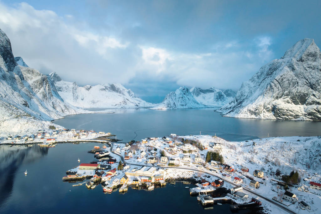 挪威Lofoten群岛Reine村的雪