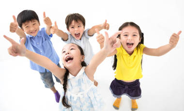 組的開心的笑的孩子用拇指向上