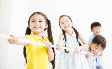 孩子們?cè)谕姘魏佑螒?>
                        </a>
                        <div   id=