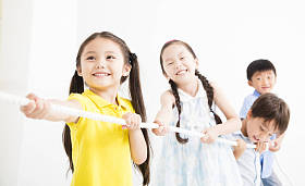 孩子们在玩拔河游戏