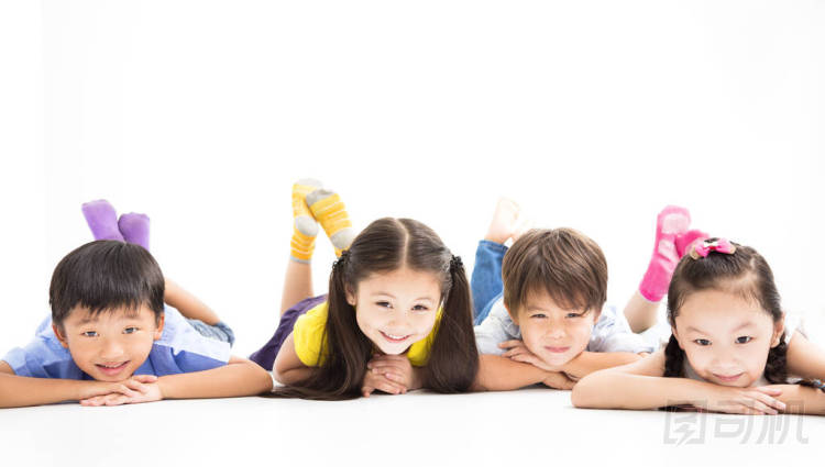 快乐的孩子躺在地板上