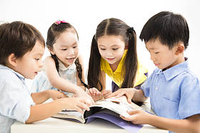 集团的学校的孩子们一起学习图片