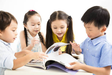 集團(tuán)的學(xué)校的孩子們一起學(xué)習(xí)