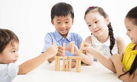 快乐的孩子们玩的玩具块