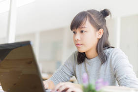 办公室里的肖像愉快的商业女人
