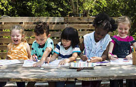 儿童用铅笔绘图图片