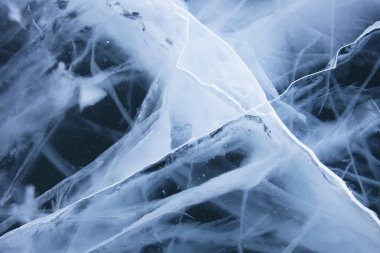 在冰中的裂缝。顶视图。冬天纹理