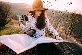 旅行者女孩在山区海上日落