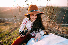 旅行者女孩在山区海上日落图片