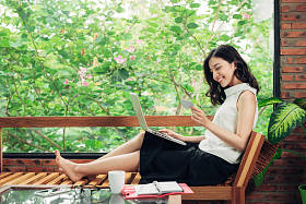  使用 smartphon 的女人