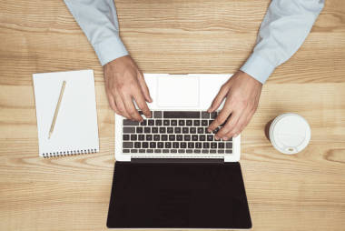 商人工作用的筆記本電腦照片