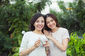 站在一起的女性朋友图片