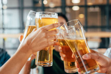 在咖啡館里喝啤酒無(wú)比的朋友圖片