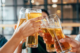 在咖啡馆里喝啤酒无比的朋友图片