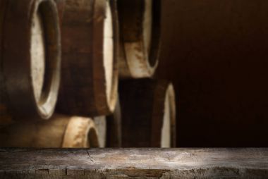 孤立在白色背景上的木制橡木桶