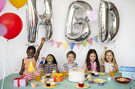 孩子们庆祝生日