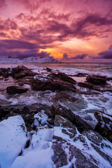 在海邊巖石上的日落. 