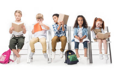 多種族的兒童閱讀的書籍圖片