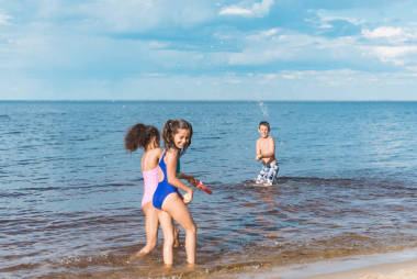 孩子們在海邊玩，照片