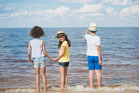 女孩和男孩在海边图片