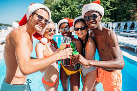 在圣诞节池多族裔人