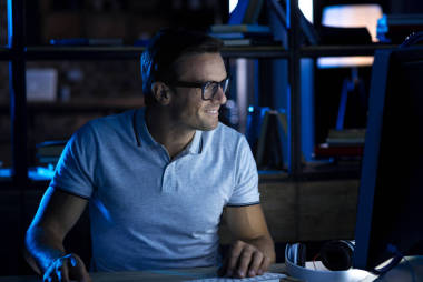 漸進(jìn)式勤奮的人完成報(bào)告