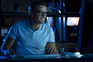 情感意志堅(jiān)定的人閱讀他的電腦上的東西