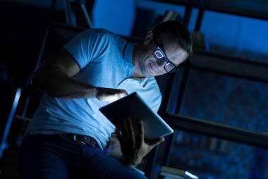 在辦公室里熬夜熱情聰明的家伙