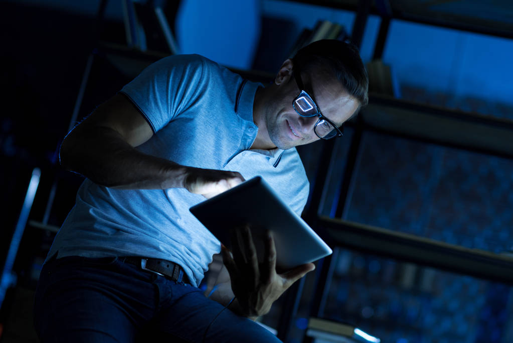 在办公室里熬夜热情聪明的家伙 在办公室里熬夜热情聪明的家伙