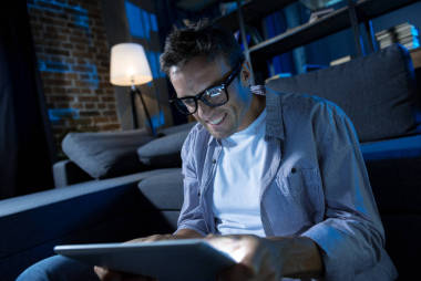 致力于真正的家伙，在他的平板电脑上玩