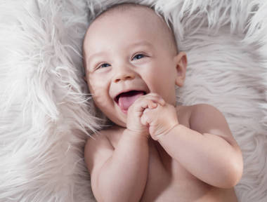 工作室拍攝的男嬰圖片