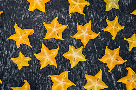 木制的桌子上的水果.照片