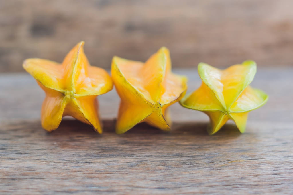 木制的桌子上的水果