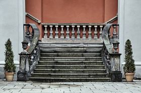 巴洛克式楼梯前学院的庭院里图片