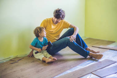 父亲和儿子正在安装强化地板