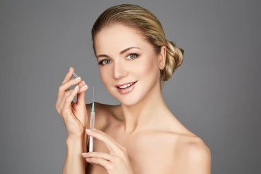 美麗的女人控股注射器