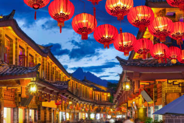 麗江古鎮(zhèn)，晚上和擁擠的旅游