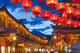 丽江古镇，晚上和拥挤的旅游