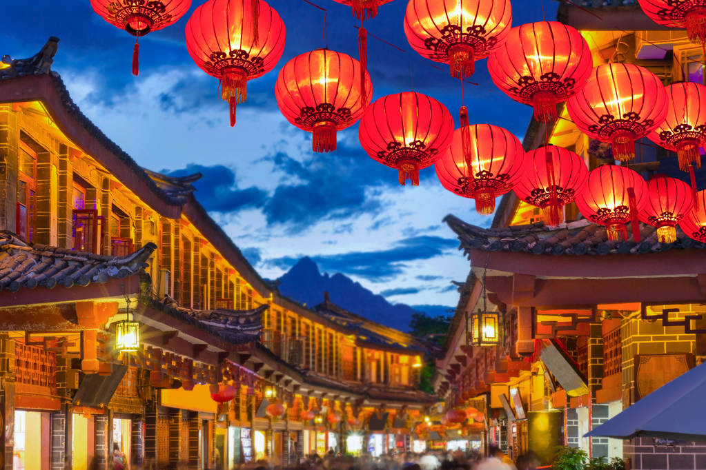 丽江古镇，晚上和拥挤的旅游