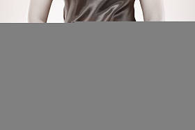 她双手托着她的胯部的女人。女性解剖概念